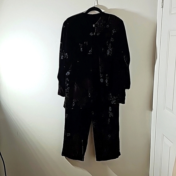 Tru Supply velvet pant suit vintage. Black w/ purple floral small. - Picture 2 of 13